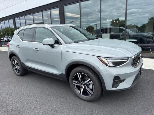 2025 Volvo XC40 B5 Core Bright Theme