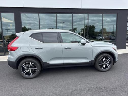 2025 Volvo XC40 B5 Core Bright Theme