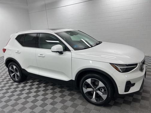 2025 Volvo XC40 B5 Plus Bright Theme