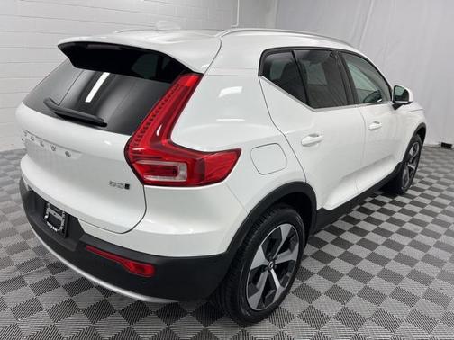 2025 Volvo XC40 B5 Plus Bright Theme