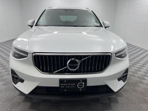 2025 Volvo XC40 B5 Plus Bright Theme