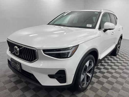 2025 Volvo XC40 B5 Plus Bright Theme
