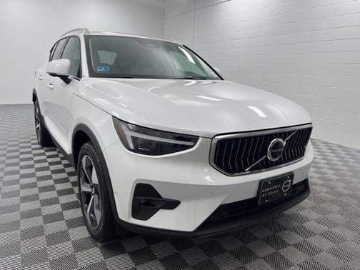 2025 Volvo XC40 B5 Plus Bright Theme