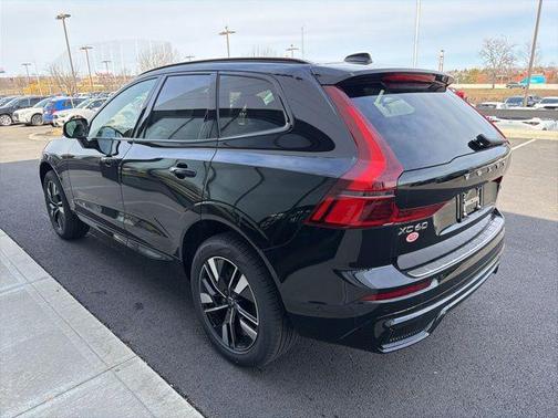 Onyx Black Metallic 2026 Volvo XC60 B5 Plus