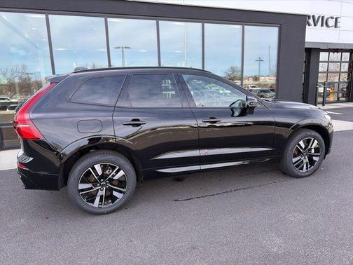 Onyx Black Metallic 2026 Volvo XC60 B5 Plus