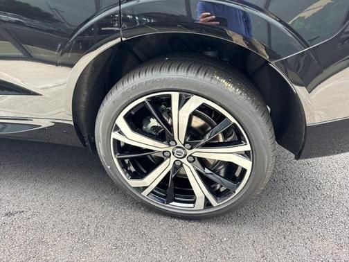 2025 Volvo XC60 B5 Ultra
