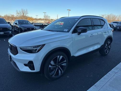 2025 Volvo XC40 B5 Plus Dark Theme
