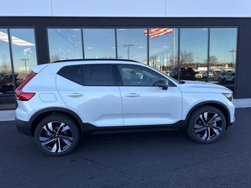 2025 Volvo XC40 B5 Plus Dark Theme