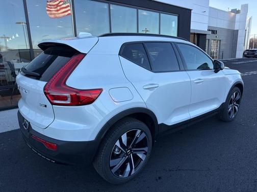 2025 Volvo XC40 B5 Plus Dark Theme