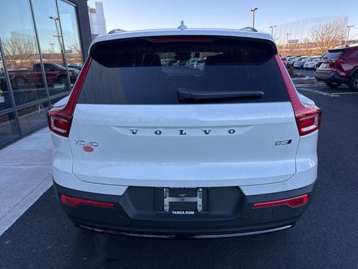 2025 Volvo XC40 B5 Plus Dark Theme