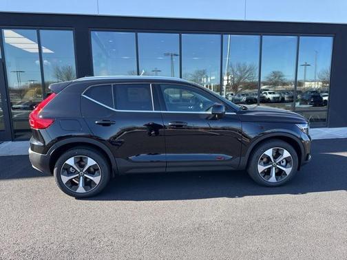 2025 Volvo XC40 B5 Core Bright Theme