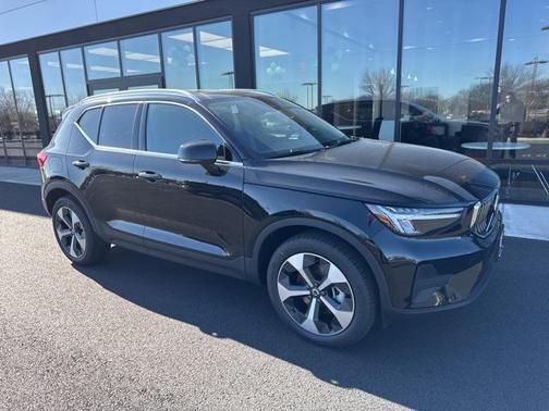 2025 Volvo XC40 B5 Core Bright Theme