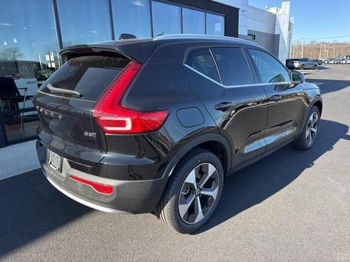 2025 Volvo XC40 B5 Core Bright Theme