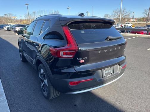 2025 Volvo XC40 B5 Core Bright Theme
