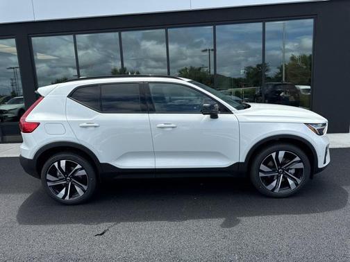 2025 Volvo XC40 B5 Plus Dark Theme