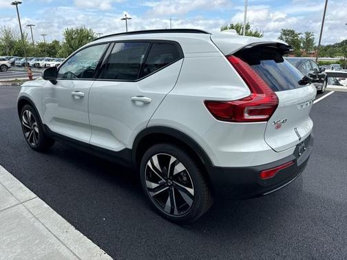 2025 Volvo XC40 B5 Plus Dark Theme