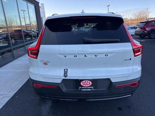 2025 Volvo XC40 B5 Ultra Bright Theme
