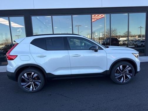 2025 Volvo XC40 B5 Ultra Bright Theme