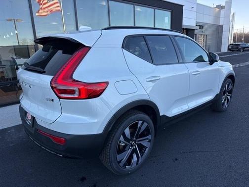 2025 Volvo XC40 B5 Ultra Bright Theme