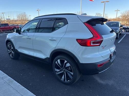 2025 Volvo XC40 B5 Ultra Bright Theme
