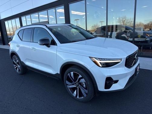 2025 Volvo XC40 B5 Ultra Bright Theme