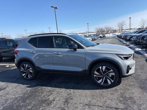 2026 Volvo XC40 Plus, B5 AWD Gas (mild hybrid), Dark
