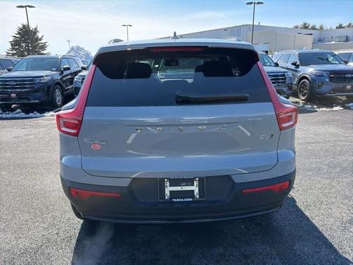 2026 Volvo XC40 Plus, B5 AWD Gas (mild hybrid), Dark