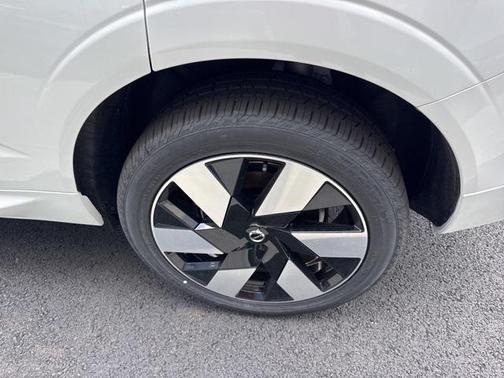 2025 Volvo XC60 Plug-In Hybrid T8 Plus