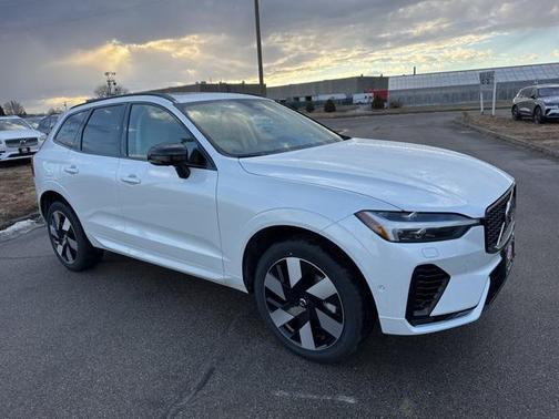 2025 Volvo XC60 Plug-In Hybrid T8 Plus