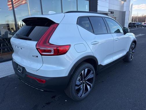 2025 Volvo XC40 B5 Plus Dark Theme