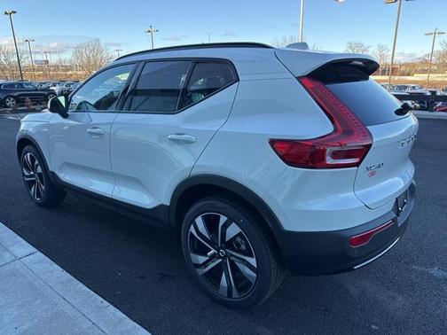 2025 Volvo XC40 B5 Plus Dark Theme