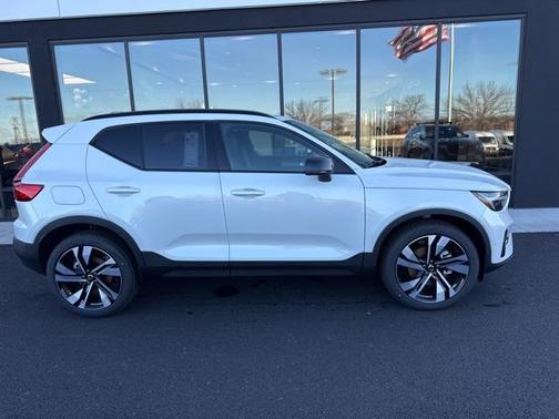 2025 Volvo XC40 B5 Plus Dark Theme