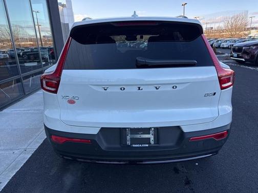 2025 Volvo XC40 B5 Plus Dark Theme