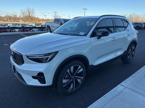 2025 Volvo XC40 B5 Plus Dark Theme