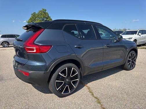 2026 Volvo XC40 B5 Ultra Black Edition
