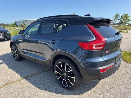 2026 Volvo XC40 B5 Ultra Black Edition