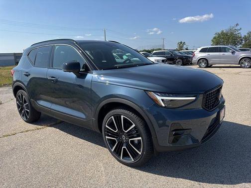 2026 Volvo XC40 B5 Ultra Black Edition