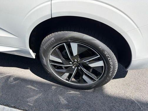 Crystal White Metallic 2026 Volvo XC60 B5 Plus