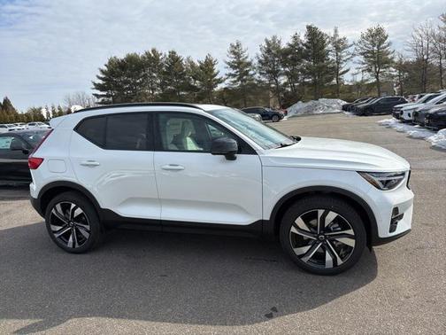 2026 Volvo XC40 Plus, B5 AWD Gas (mild hybrid), Dark