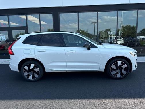 2025 Volvo XC60 Plug-In Hybrid T8 Plus