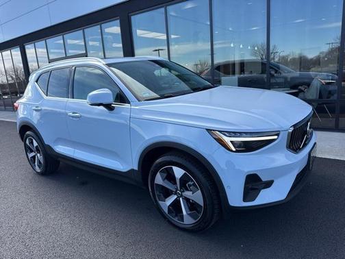 2025 Volvo XC40 B5 Plus Bright Theme