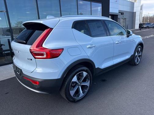 2025 Volvo XC40 B5 Plus Bright Theme