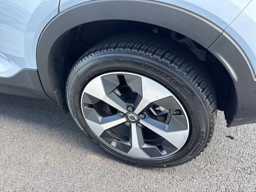 2025 Volvo XC40 B5 Plus Bright Theme