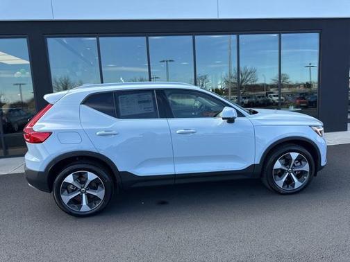 2025 Volvo XC40 B5 Plus Bright Theme
