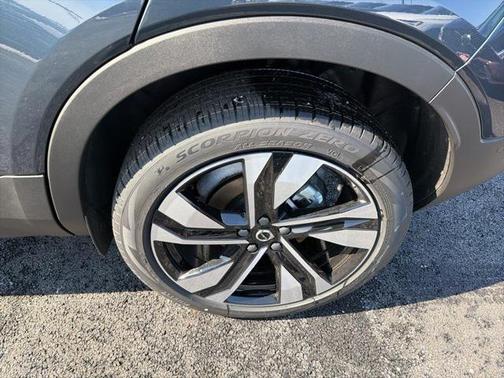 2026 Volvo XC40 Plus, B5 AWD Gas (mild hybrid), Dark