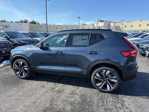 2026 Volvo XC40 Plus, B5 AWD Gas (mild hybrid), Dark