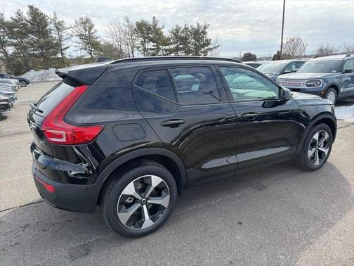 2026 Volvo XC40 Plus, B5 AWD Gas (mild hybrid), Dark