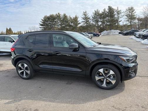 2026 Volvo XC40 Plus, B5 AWD Gas (mild hybrid), Dark