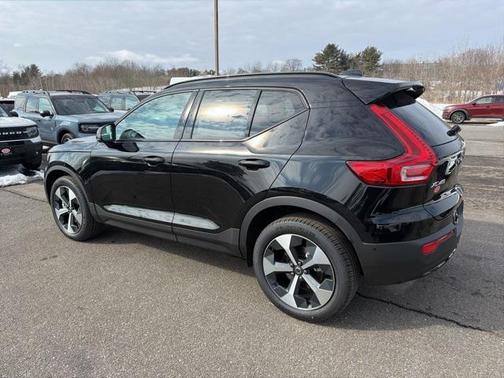 2026 Volvo XC40 Plus, B5 AWD Gas (mild hybrid), Dark