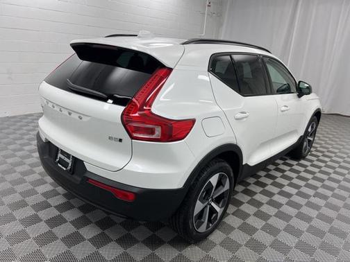 2026 Volvo XC40 Plus, B5 AWD Gas (mild hybrid), Dark